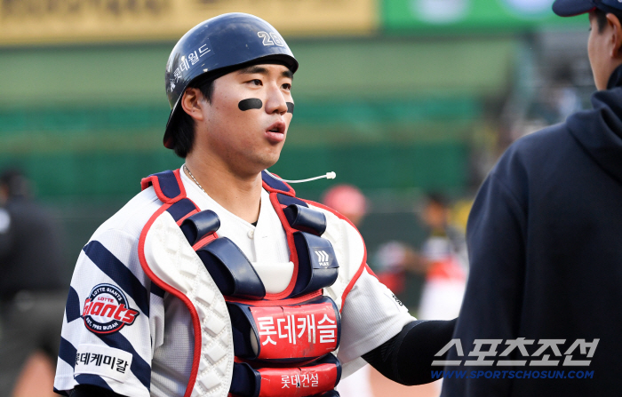 하, 프로 1군 경기 맞나...한가운데 공을 못 잡은 포수, 결과는 치명적 끝내기패, 롯데에 무슨 일이?
