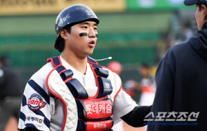 하, 프로 1군 경기 맞나...한가운데 공을 못 잡은 포수, 결과는 치명적 끝내기패, 롯데에 무슨 일이?