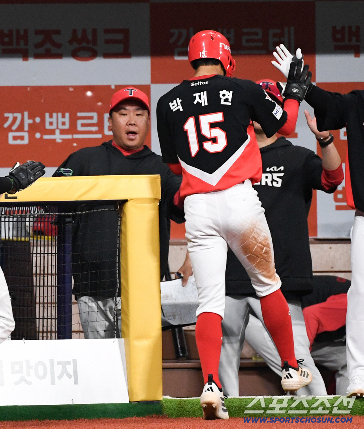 26일 서울 고척스카이돔에서 열린 키움과 KIA의 경기. KIA 이범호 감독이 김도영 적시타 때 득점한 김호령, 박재현을 반기고 있다. 고척=박재만 기자 pjm@sportschosun.com/2026.05.26/
