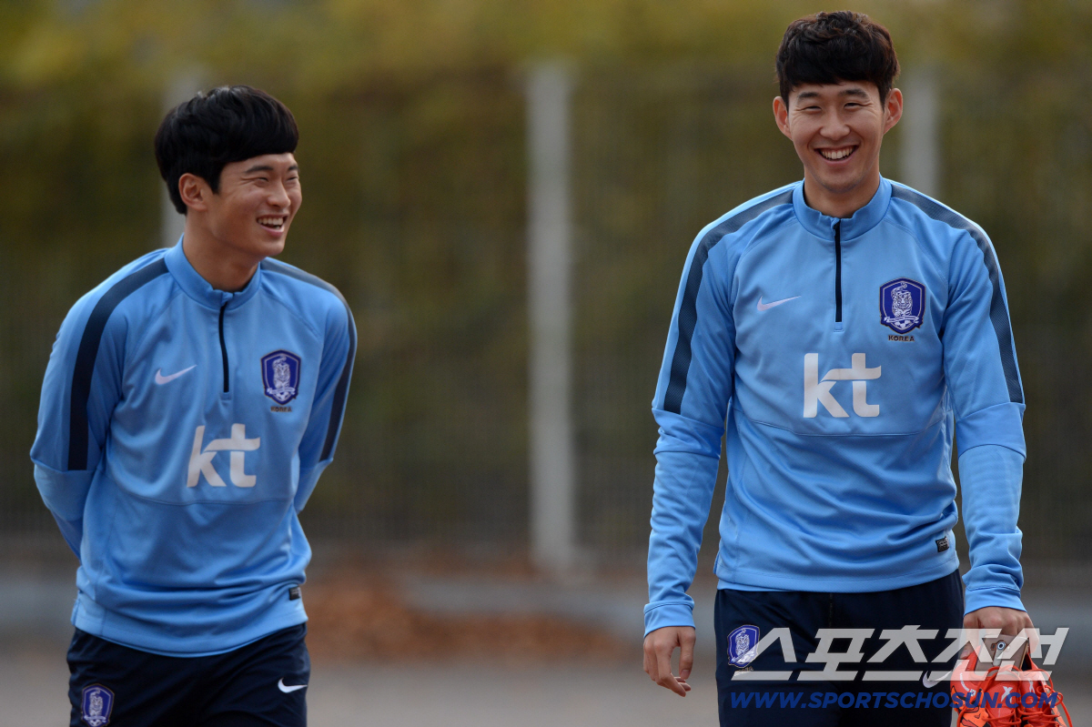 슈틸리케 감독이 이끄는 축구국가대표팀이 10일 오후 경기도 수원월드컵경기장 보조구장에서 열린 러시아월드컵 아시아 2차 예선 G조 5차전을 앞두고 훈련을 가졌다. 훈련장으로 들어서는 김진수와 손흥민의 모습.축구국가대표팀은 2018 러시아월드컵 아시아 2차 예선 G조 5·6차전을 앞두고 있다. 미얀마와 12일 수원월드컵경기장에서 홈경기를 치른 후 17일 라오스 원정경기를 펼친다.수원=허상욱 기자 wook@sportschosun.com/2015.11.10/