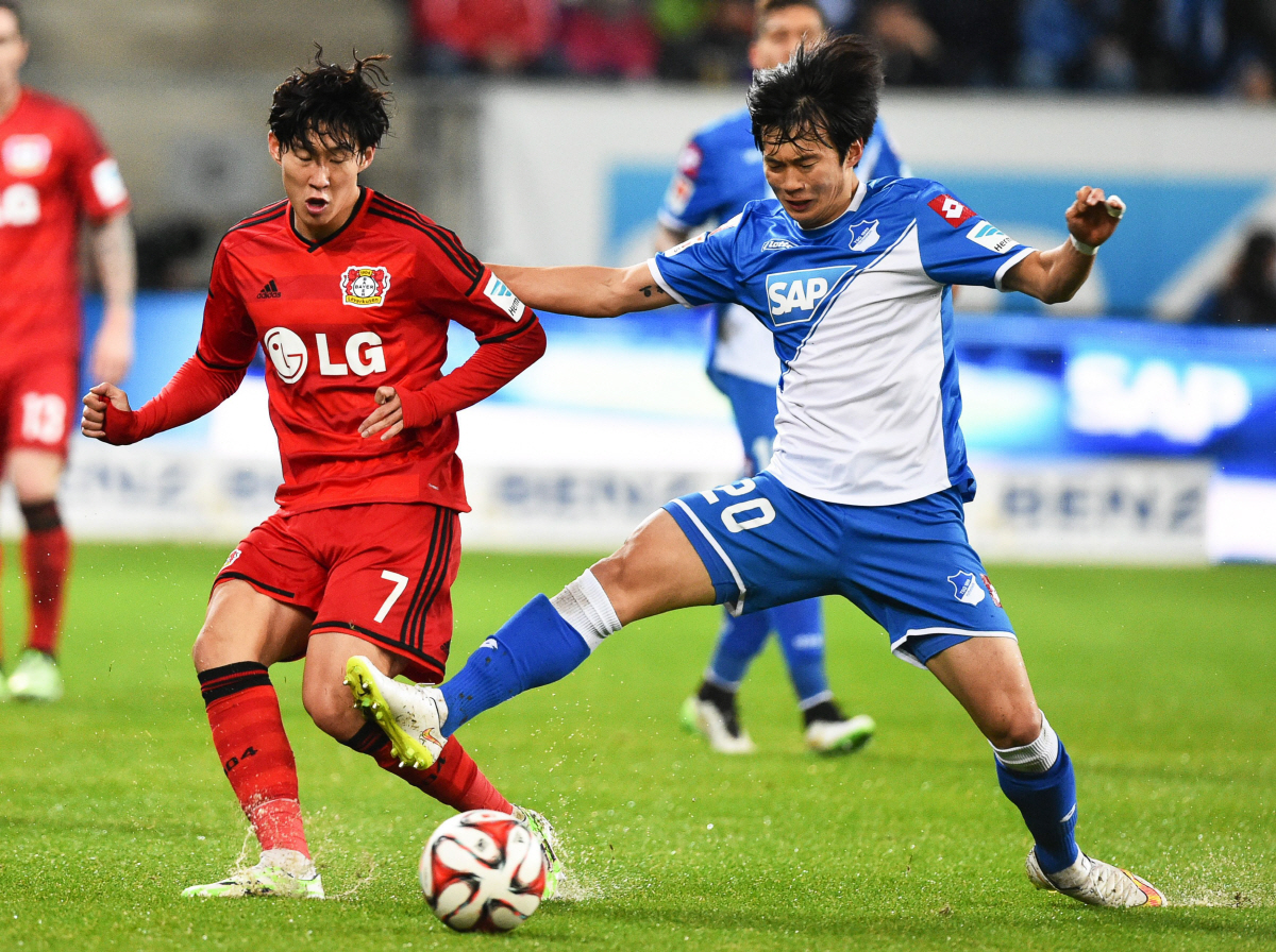 epa04532937 Hoffenheim's Jin-Su Kim (R) in action against Leverkusen's Heung-Min Son (L) during the German Bundesliga soccer match between TSG 1899 Hoffenheim and Bayer Leverkusen in Sinsheim, Germany, 17 December 2014. EPA/UWE ANSPACH (ATTENTION: Due to the accreditation guidelines, the DFL only permits the publication and utilisation of up to 15 pictures per match on the internet and in online media during the match.)
