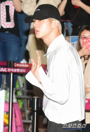 BTS 진, 한남동 투표소서 소중한 ‘한 표’..팬들에게도 손인사
