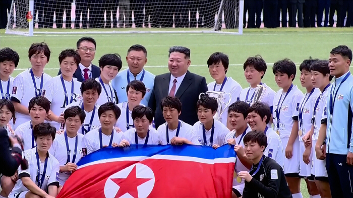 김정은 격려에 '무표정' 내고향여자축구단, 감격의 눈물 펑펑...'北 최고 자부심' 여자축구 '간부학교' 창립기념식서 시범경기