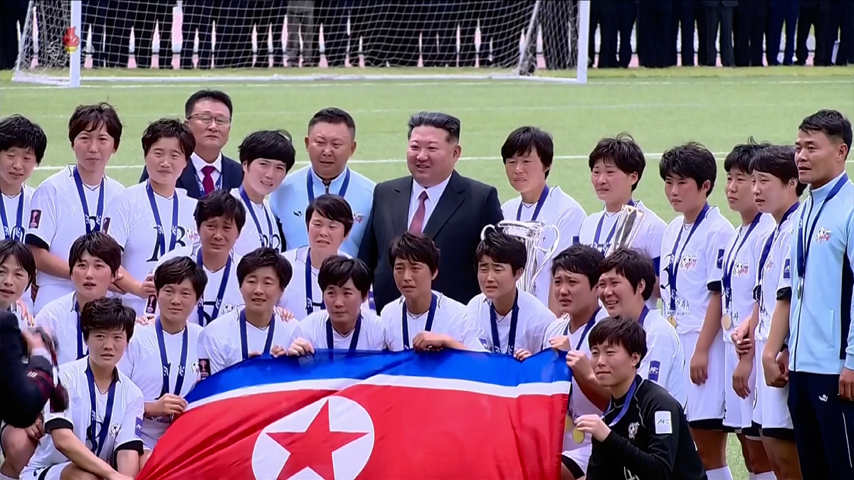김정은 북한 국무위원장이 지난 1일 노동당 중앙간부학교 창립 80주년 기념행사에서 2025-2026 AFC 여자 챔피언스리그(AWCL) 우승팀인 내고향팀 선수·감독들과 기념촬영을 하고 있다. [조선중앙TV 화면]