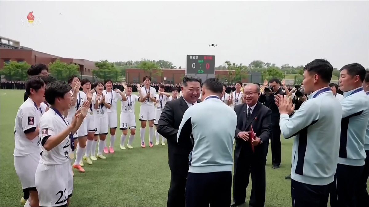 김정은 국무위원장이 지난 1일 노동당 중앙간부학교 창립 80주년 기념행사에서 2025-2026 AFC 여자 챔피언스리그(AWCL) 우승팀인 내고향팀 리유일 감독과 악수하며 격려하고 있다. [조선중앙TV 화면]