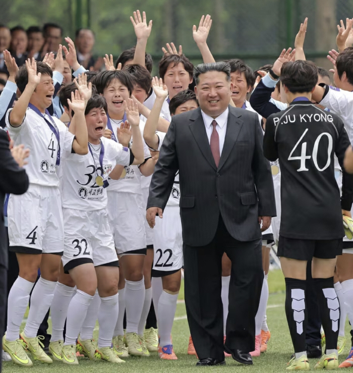 김정은 격려에 '무표정' 내고향여자축구단, 감격의 눈물 펑펑...'北 최고 자부심' 여자축구 '간부학교' 창립기념식서 시범경기