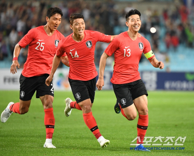 2018 러시아월드컵 한국축구대표팀과 온두라스의 평가전이 28일 오후 대구스타디움에서 열렸다. 손흥민이 선제골을 넣은 후 환호하며 달려가고 있다. 대구=정재근 기자 cjg@sportschosun.com/2018.05.28/