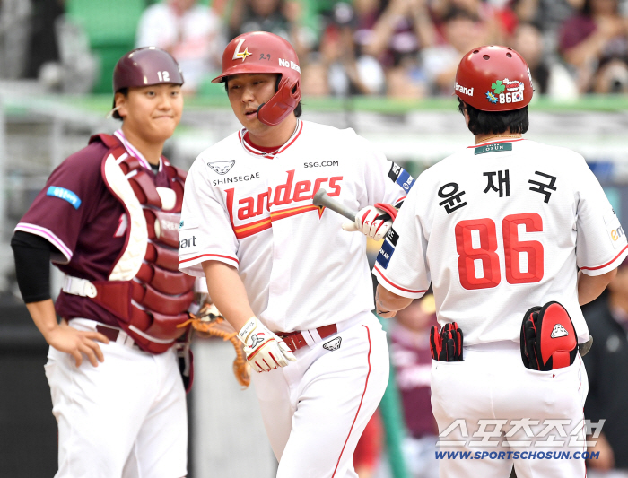 '14연패 위기' 결국 해줄 사람은 최정 뿐인가...홈런으로 KBO 5번째 2400안타, 우타자 최초 '대기록' 