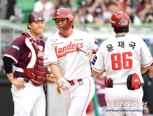 '14연패 위기' 결국 해줄 사람은 최정 뿐인가...홈런으로 KBO 5번째 2400안타, 우타자 최초 '대기록' [인천 현장]
