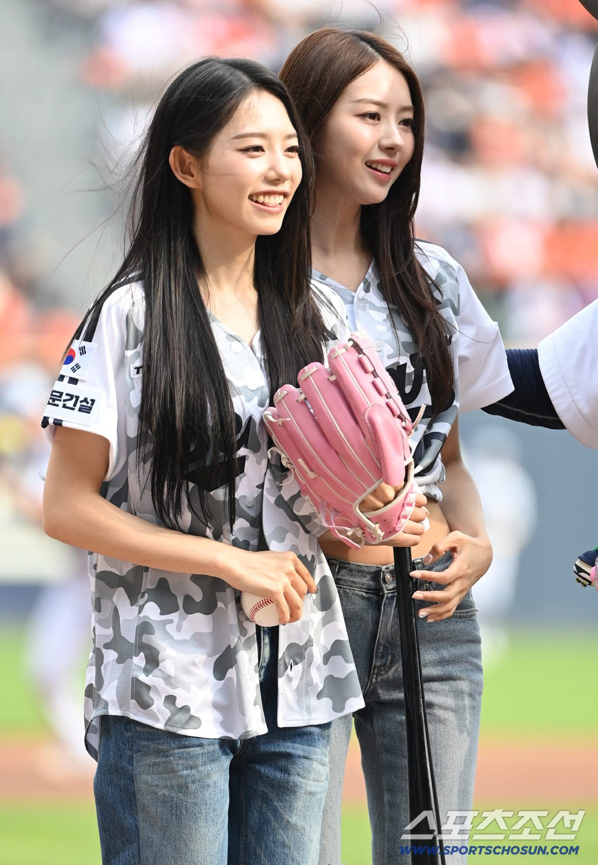 3일 잠실야구장에서 열린 한화와 두산의 경기. 아이오아이(I.O.I) 멤버 김소혜와 임나영이 시구와 시타를 맡았다. 시구와 시타를 마친 김소혜와 임나영의 모습. 잠실=허상욱 기자 wook@sportschosun.com/2026.06.03/