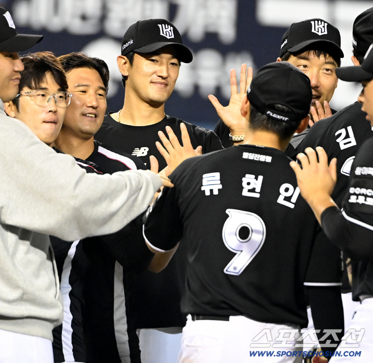 28일 잠실야구장에서 열린 KT와 두산의 경기. KT가 11대3으로 승리했다. 승리투수가 된 고영표가 동료들과 승리의 기쁨을 나누고 있다. 잠실=허상욱 기자 wook@sportschosun.com/2026.05.28/
