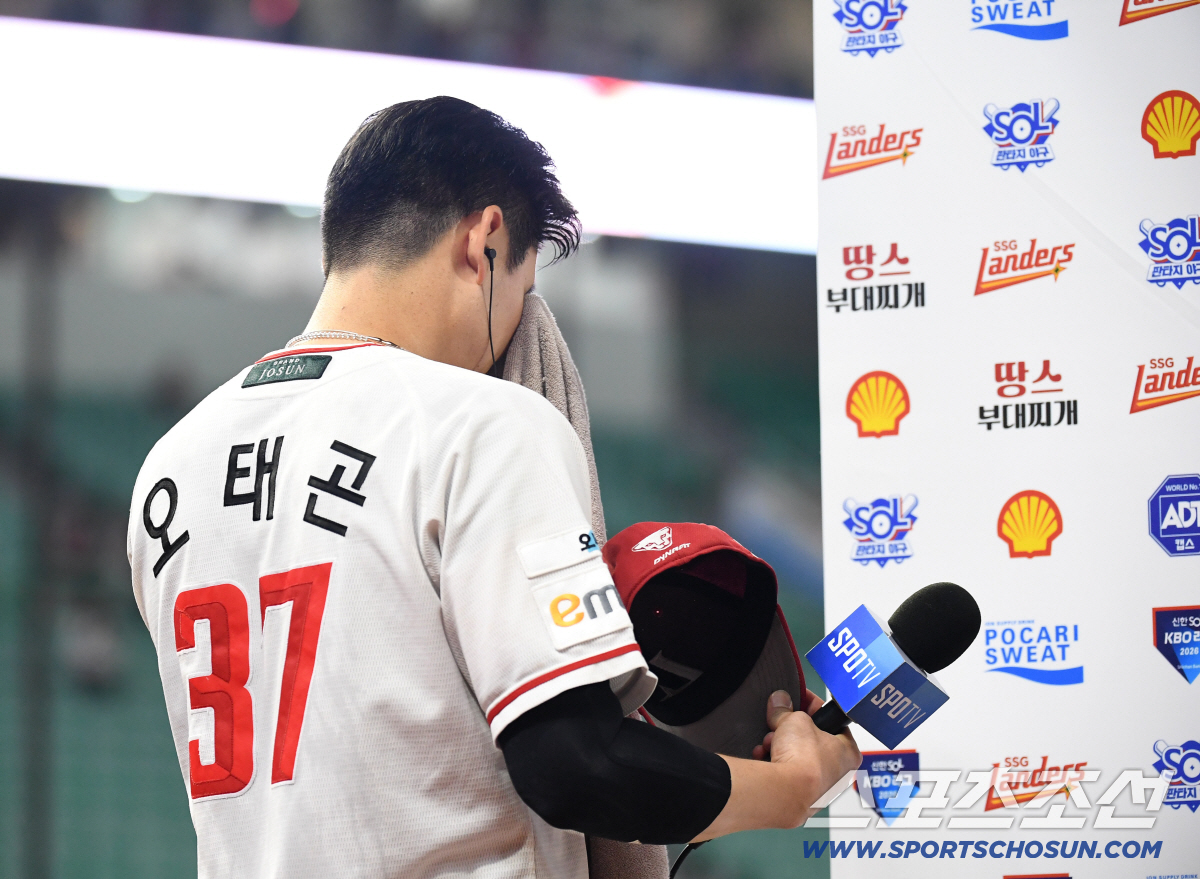 3일 인천 SSG랜더스필드에서 열린 SSG와 키움의 경기. SSG가 9회말 오태곤의 끝내기 희생플라이로 키움에 승리했다. 경기 종료 후 승리 인터뷰 도중 눈물을 흘리고 있는 오태곤. 인천=송정헌 기자 songs@sportschosun.com/2026.06.03/