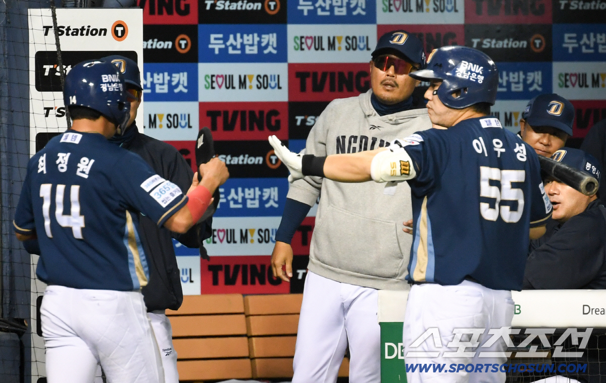 19일 잠실구장에서 열린 두산과 NC의 경기. NC 이호준 감독이 득점한 최정원을 반기고 있다. 잠실=박재만 기자 pjm@sportschosun.com/2026.05.19/