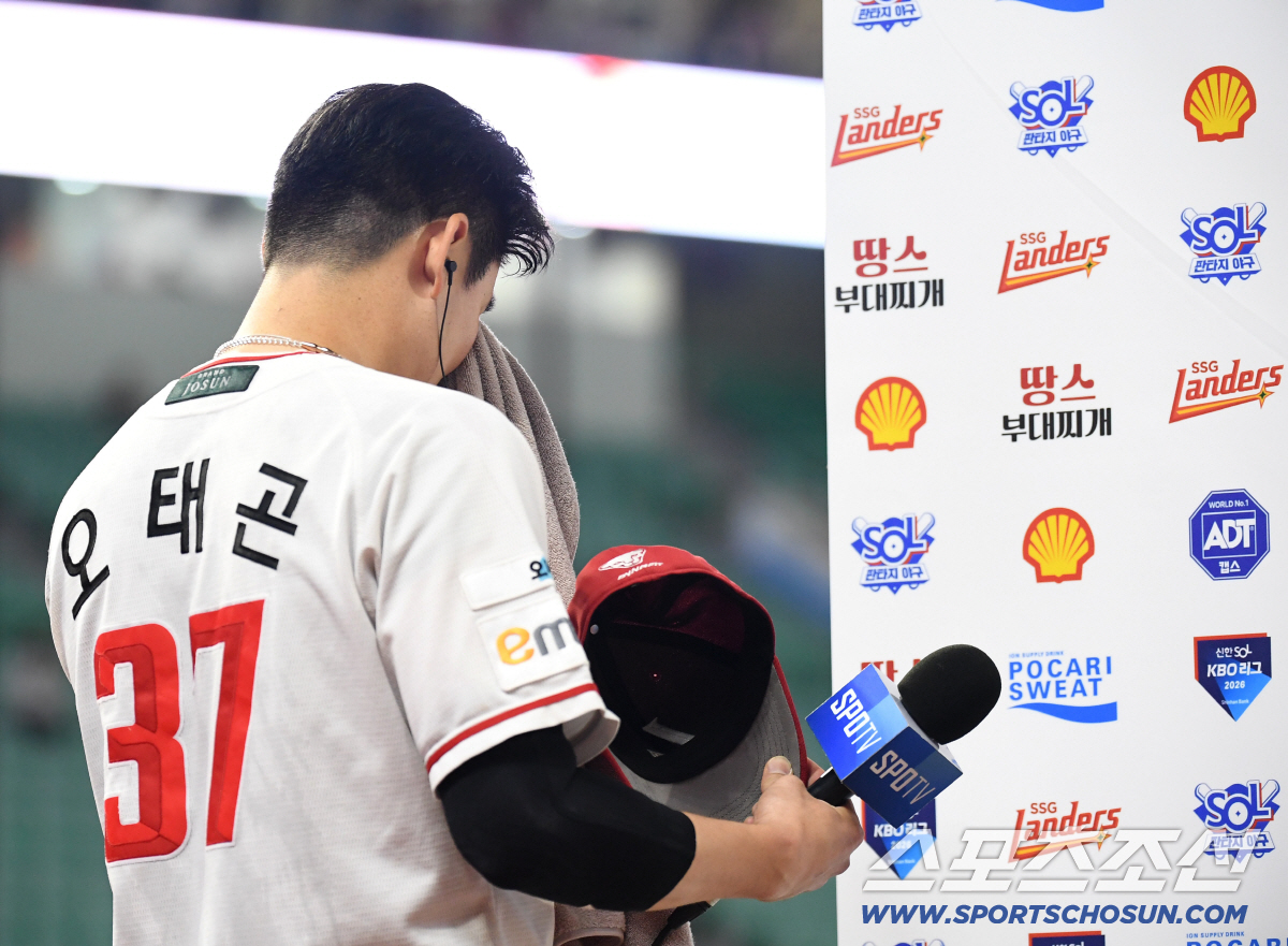 3일 인천 SSG랜더스필드에서 열린 SSG와 키움의 경기. SSG가 9회말 오태곤의 끝내기 희생플라이로 키움에 승리했다. 경기 종료 후 승리 인터뷰 도중 눈물을 흘리고 있는 오태곤. 인천=송정헌 기자 songs@sportschosun.com/2026.06.03/