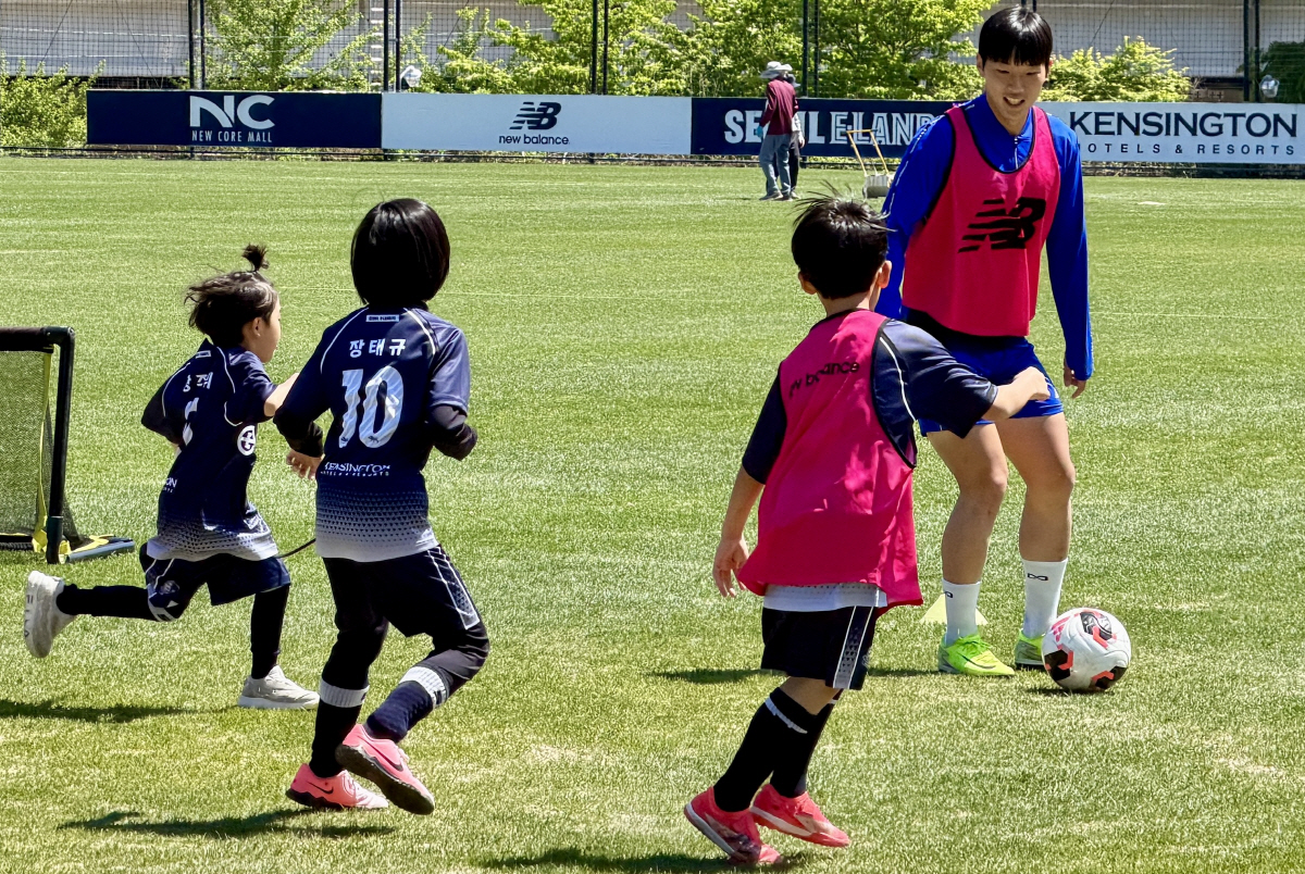 ◇켄싱턴리조트 가평은 이벤트 성으로 서울 이랜드FC 축구단 선수와 함께 하는 유소년 축구교실을 선보였고, 참여자들에게 많은 관심을 받고 있다. 사진제공=켄싱턴리조트