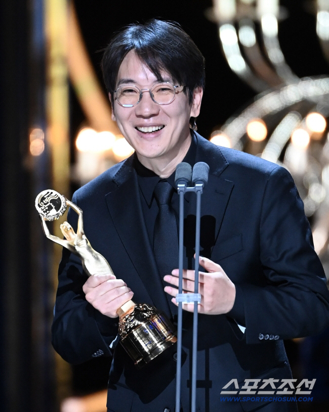 NEW, '파묘' 감독 신작 '뱀피르'→윤경호 첫 주연 '고딩형사' 라인업 美쳤다