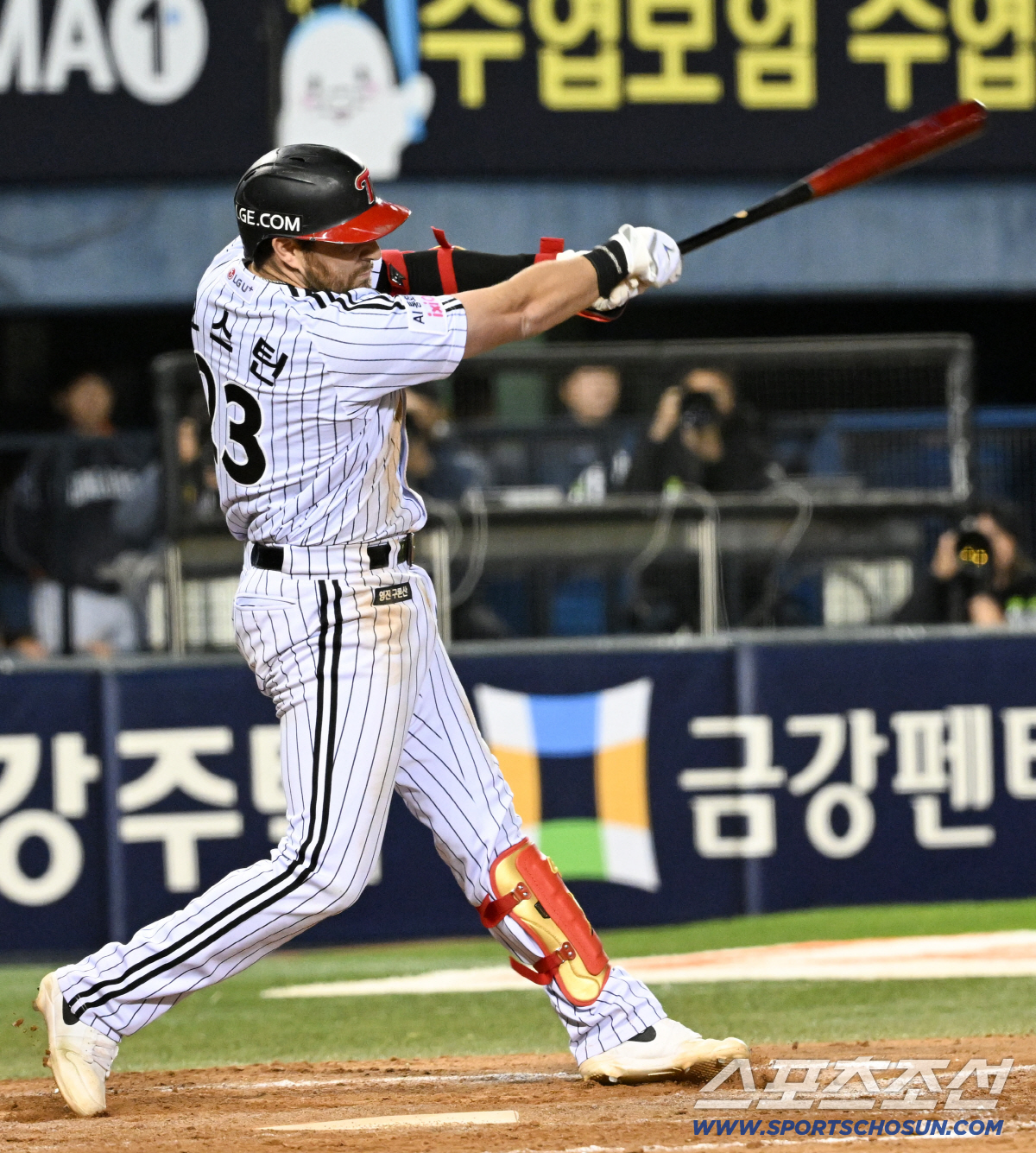 21일 잠실구장에서 열린 LG와 한화의 경기. 7회말 2사 2루 LG 오스틴이 안타를 날리고 있다. 잠실=박재만 기자 pjm@sportschosun.com/2026.04.21/