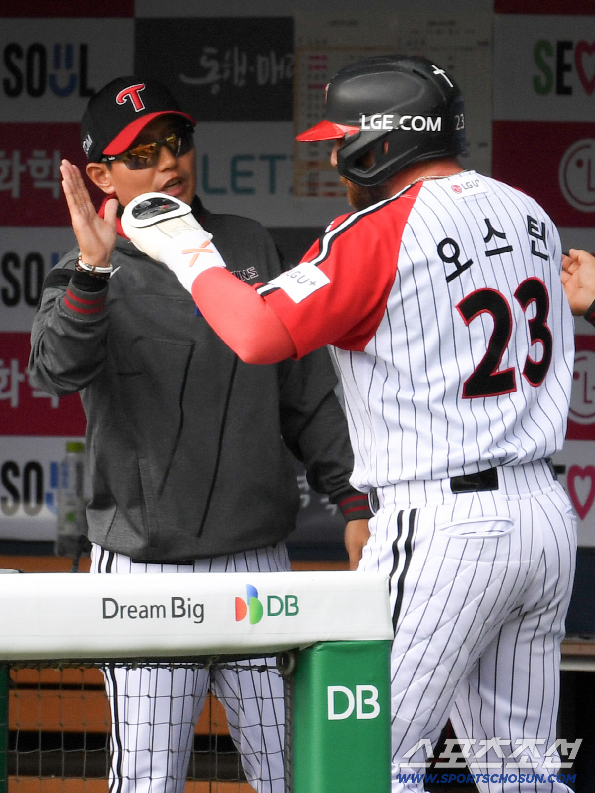29일 잠실구장에서 열린 LG와 KT의 경기. LG 염경엽 감독이 득점한 오스틴을 반기고 있다. 잠실=박재만 기자 pjm@sportschosun.com/2026.03.29/
