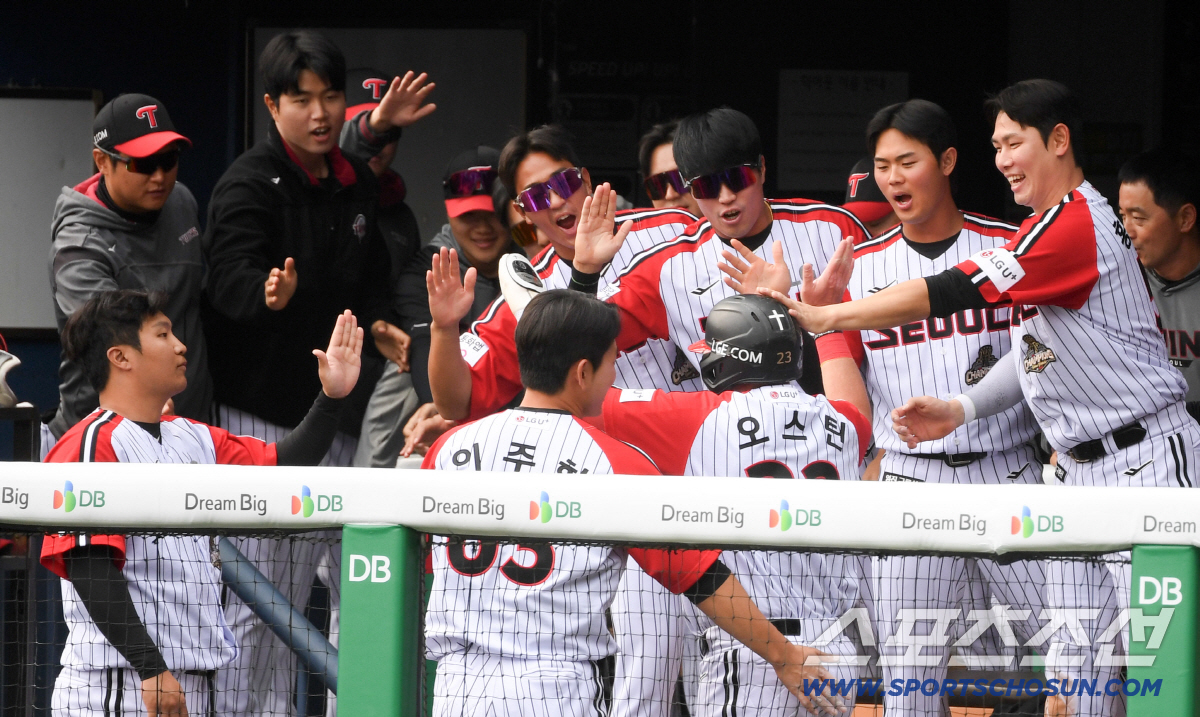 29일 잠실구장에서 열린 LG와 KT의 경기. LG 선수들이 득점한 오스틴을 반기고 있다. 잠실=박재만 기자 pjm@sportschosun.com/2026.03.29/