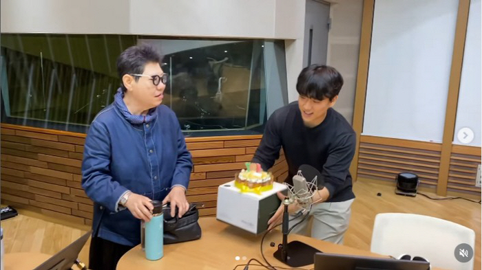 양희은 없는 '여성시대'는 상상불가…27년 한결같은 마이크 '자축'