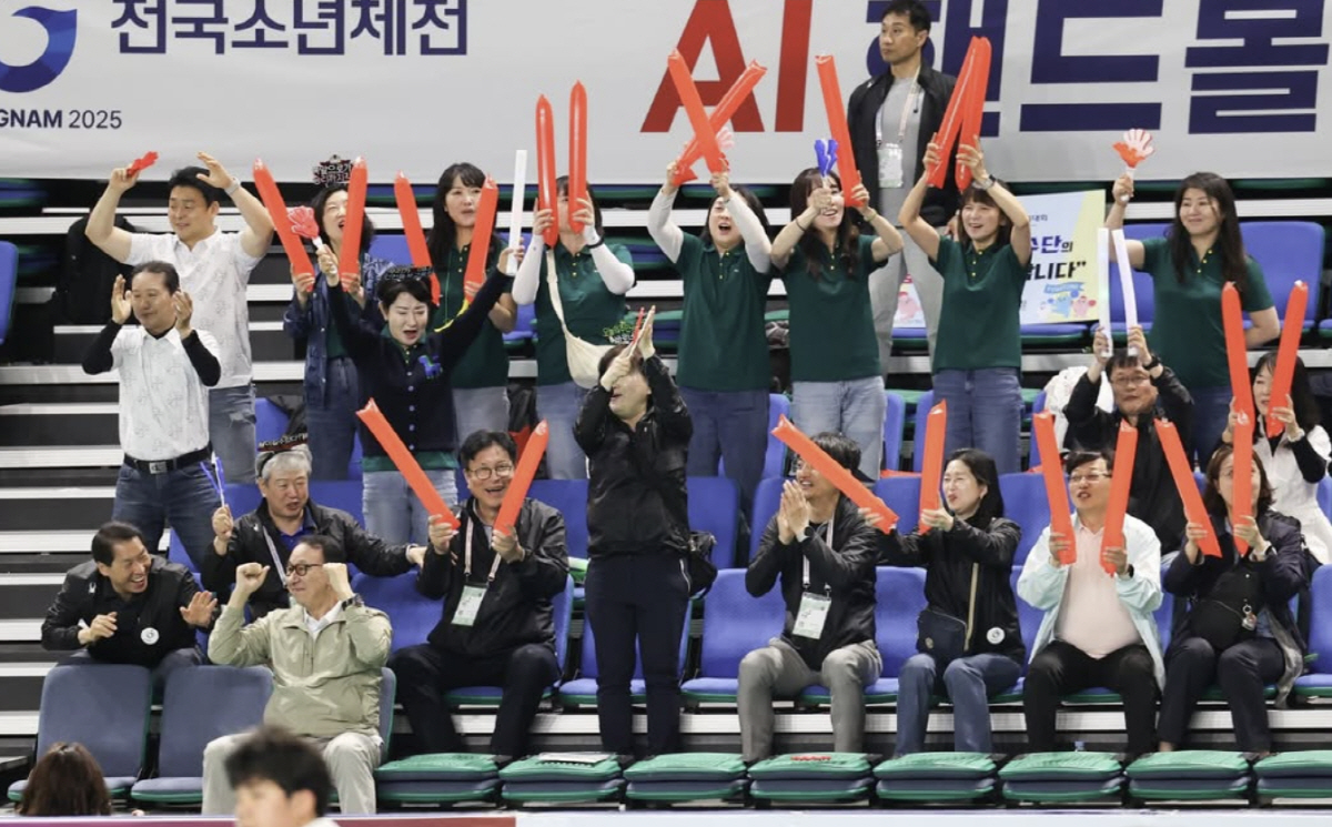 전국소년체전 현장에서 인천 학생선수들을 열렬히 응원하고 있는 도성훈 인천교육감. 사진제공=도성훈 인천교육감 당선인캠프