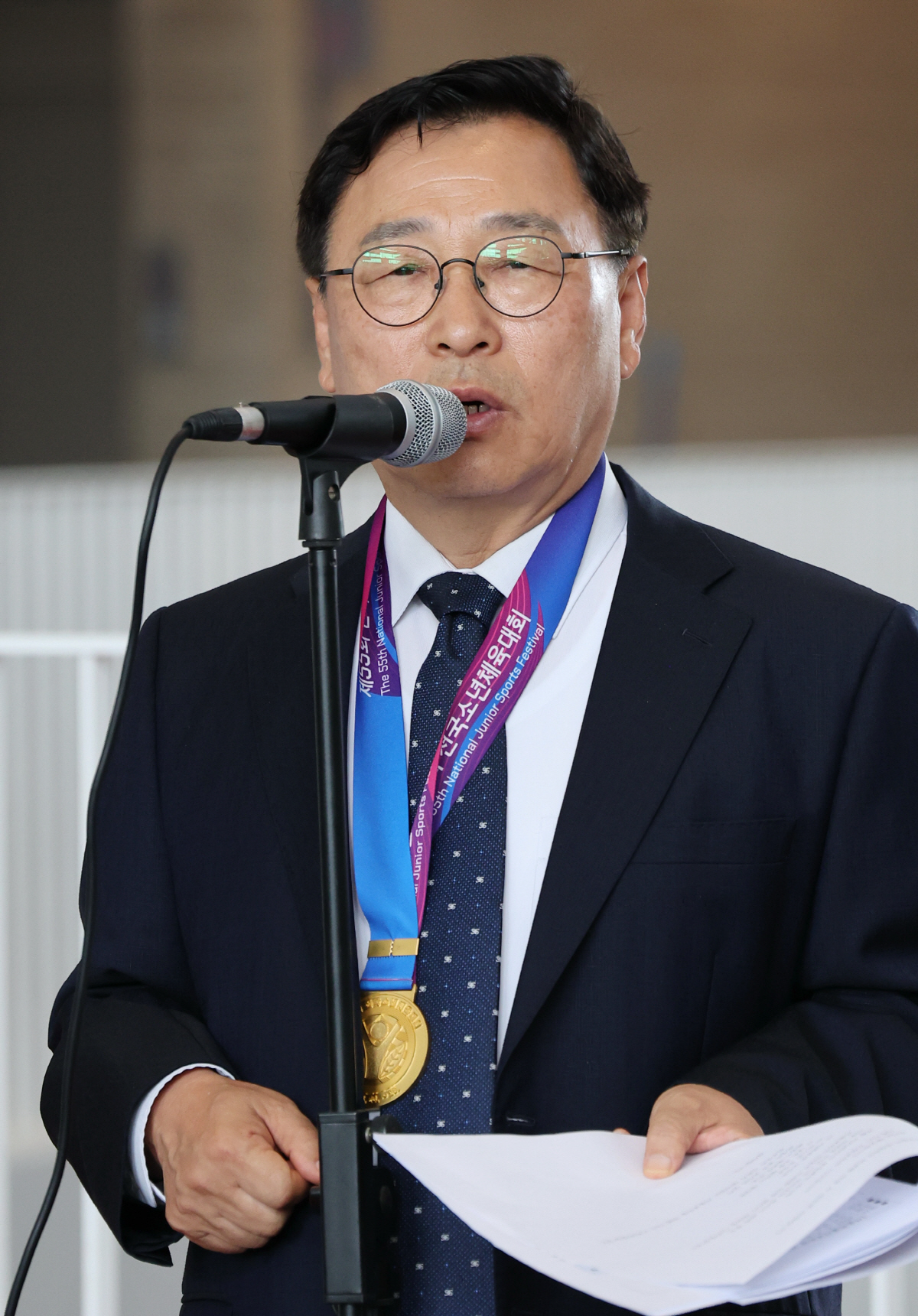 정근식 서울시교육감 당선인이 4일 서울학생들이 전국소년체전에서 획득한 금메달을 목에 걸고 서울시교육청에서 재선 소감을 밝히고 있다.