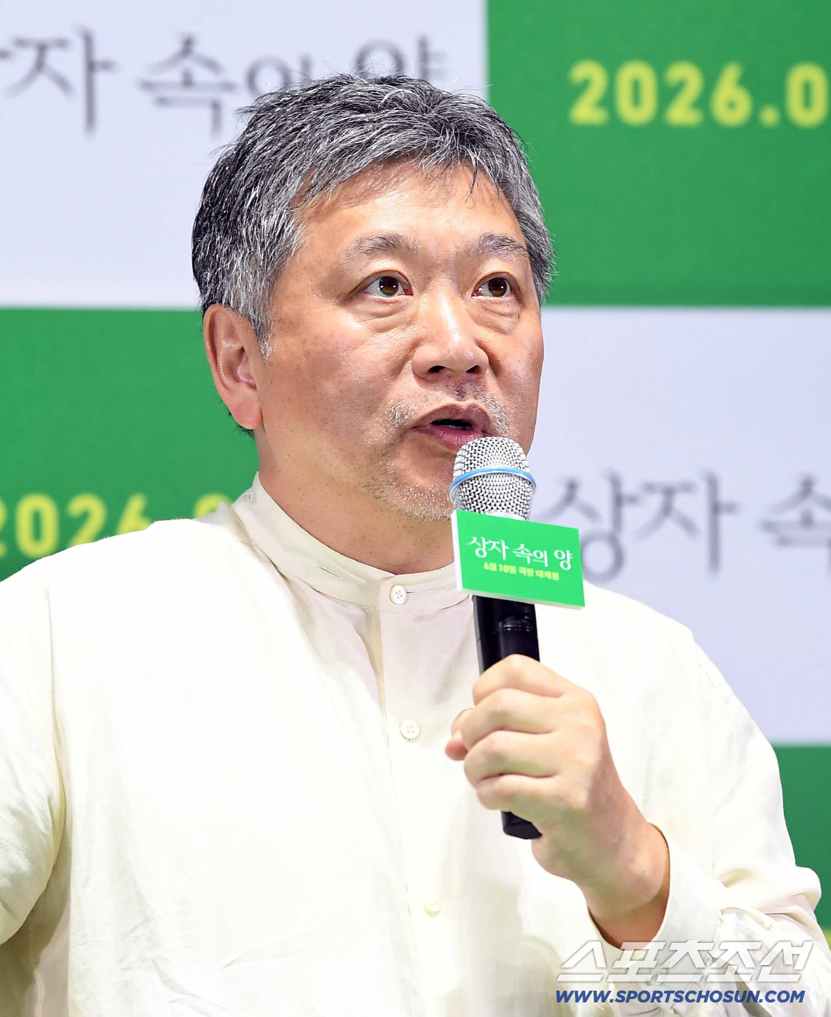 영화 '상자 속의 양' 시사회가 4일 오후 서울 삼성동 코엑스 메가박스에서 열렸다. 고레에다 히로카즈 감독이 질문에 답하고 있다. 정재근 기자 cjg@sportschosun.com/2026.6.4/