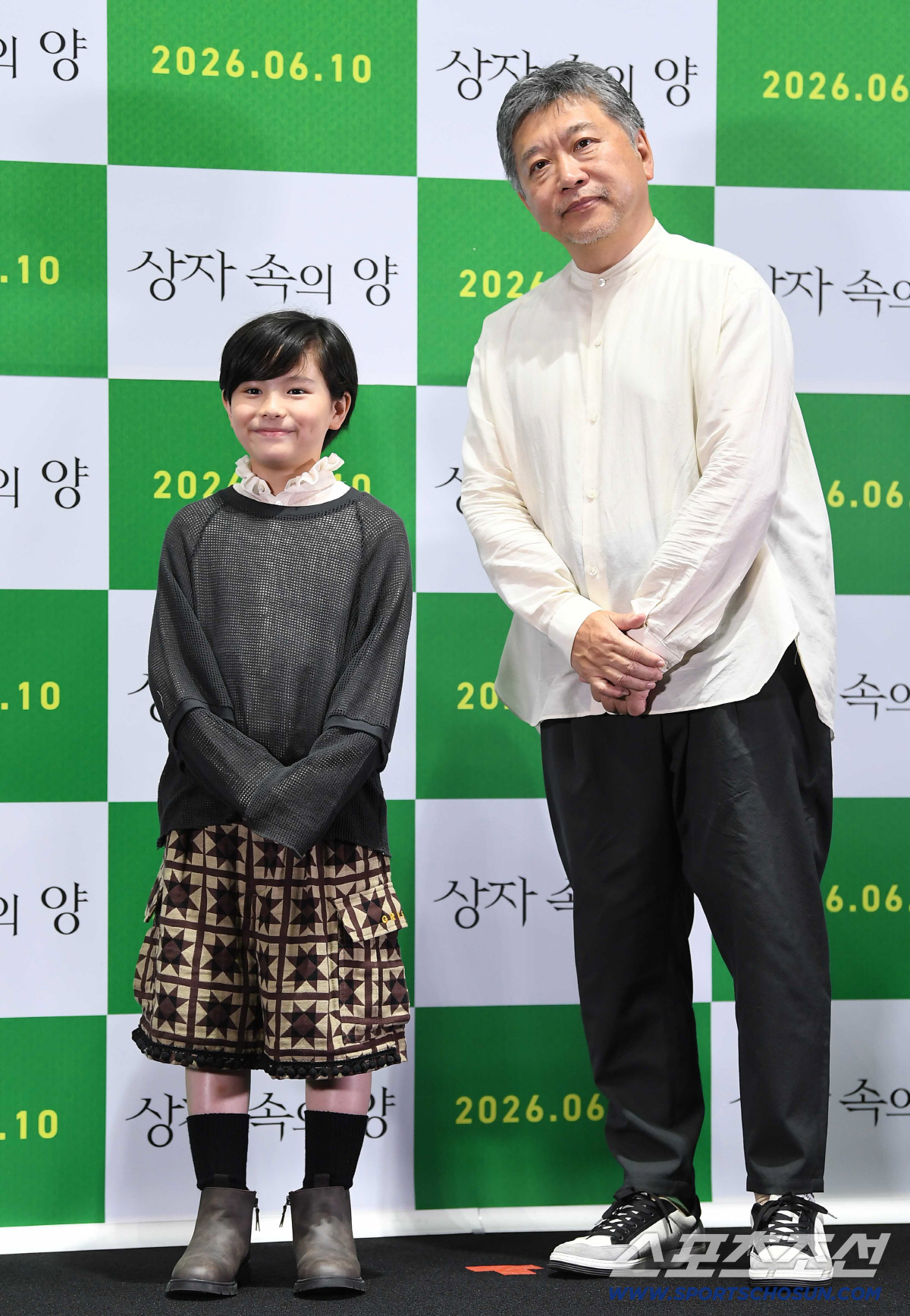 영화 '상자 속의 양' 시사회가 4일 오후 서울 삼성동 코엑스 메가박스에서 열렸다. 고레에다 히로카즈 감독과 배우 쿠와키 리무가 포즈 취하고 있다. 정재근 기자 cjg@sportschosun.com/2026.6.4/