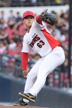 650일 만에 '컴백' → KIA 시라카와 대박 조짐! 복귀전 1승 예약. 152㎞ 5이닝 무실점 [광주 현장]