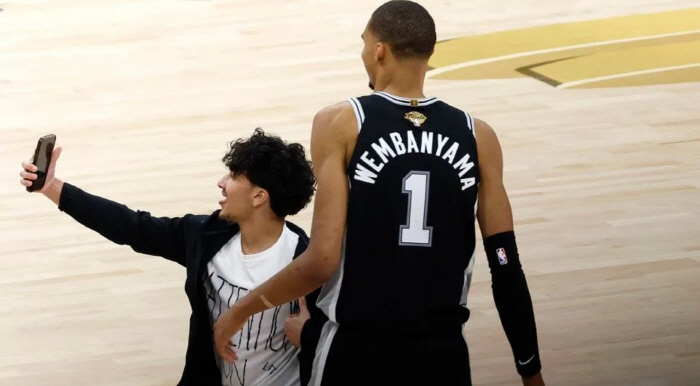 NBA 파이널 1차전 팬 난입. 웸반야마와 셀카 성공, 웸반야마의 충격 '박쥐 사건 때만큼 놀랐다'