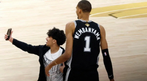 NBA 파이널 1차전 팬 난입. 웸반야마와 셀카 성공, 웸반야마의 충격 '박쥐 사건 때만큼 놀랐다'