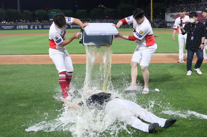 이거 축하 맞죠? → KIA 시라카와 물폭탄 스케일 미쳤다! 대감격 세리머니 "평생 잊지 못할 승리" 