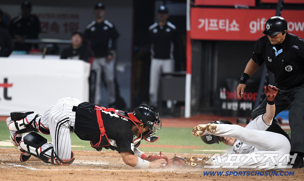 4일 수원 케이티위즈파크에서 열린 KBO리그 KT와 LG의 경기. 6회 1사 1, 3루. 장준원 스퀴즈번트 때 3루주자 오윤석이 홈에서 태그아웃을 당하고 있다. 수원=송정헌 기자 songs@sportschosun.com/2026.06.04/