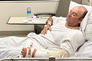 호주 총기 난사범 제압 시도한 영웅, 아버지 폭행 혐의로 기소