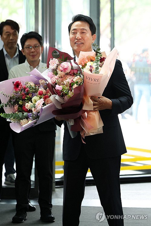 (서울=연합뉴스) 이지은 기자 = 오세훈 서울시장이 4일 서울시청으로 들어서며 직원들에게 받은 꽃다발을 들고 있다. 2026.6.4 [공동취재] jieunlee@yna.co.kr