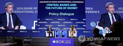 (서울=연합뉴스) 이재희 기자 = 1일 서울 중구 한국은행 별관에서 열린 '2026 BOK 국제 콘퍼런스'에서 신현송 한국은행 총재와 이자벨 슈나벨 유럽중앙은행(ECB) 집행이사가 정책 대담을 하고 있다. 2026.6.1 scape@yna.co.kr
