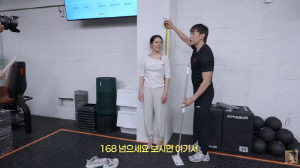 한가인, 170cm 루머에 억울했나…결국 맨발로 '168.7cm' 실제 키 검증