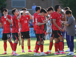 "선수들 경기 중 '물 보충 휴식', 팬들은 물병 반입 금지" FIFA 이중잣대에 축구팬 '분노'…"월드컵 때 물 팔아 돈 벌려는 거지"