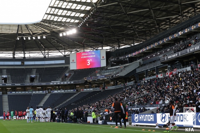 "선수들 경기 중 '물 보충 휴식', 팬들은 물병 반입 금지" FIFA 이중잣대에 축구팬 '분노'…"월드컵 때 물 팔아 돈 벌려는 거지"