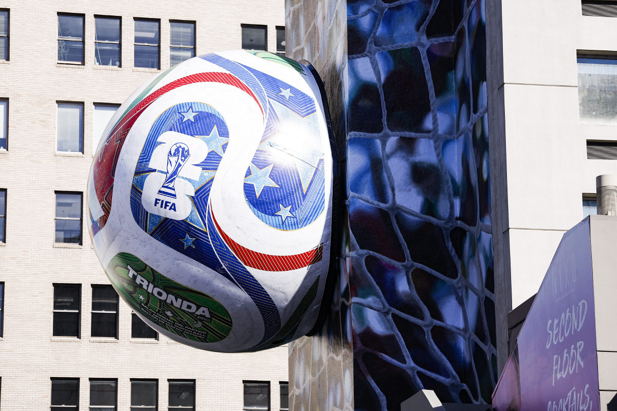 "물 1병 만원에 사먹으라고?" FIFA, 월드컵 경기장 내 개인 텀블러 반입 전격금지...폭염 경고속 축구 팬 비난 폭발