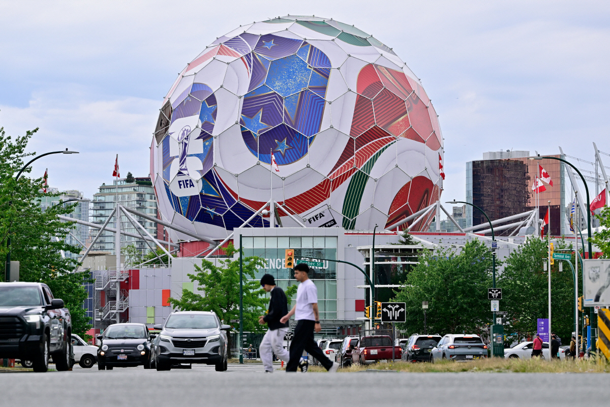 "물 1병 만원에 사먹으라고?" FIFA, 월드컵 경기장 내 개인 텀블러 반입 전격금지...폭염 경고속 축구 팬 비난 폭발