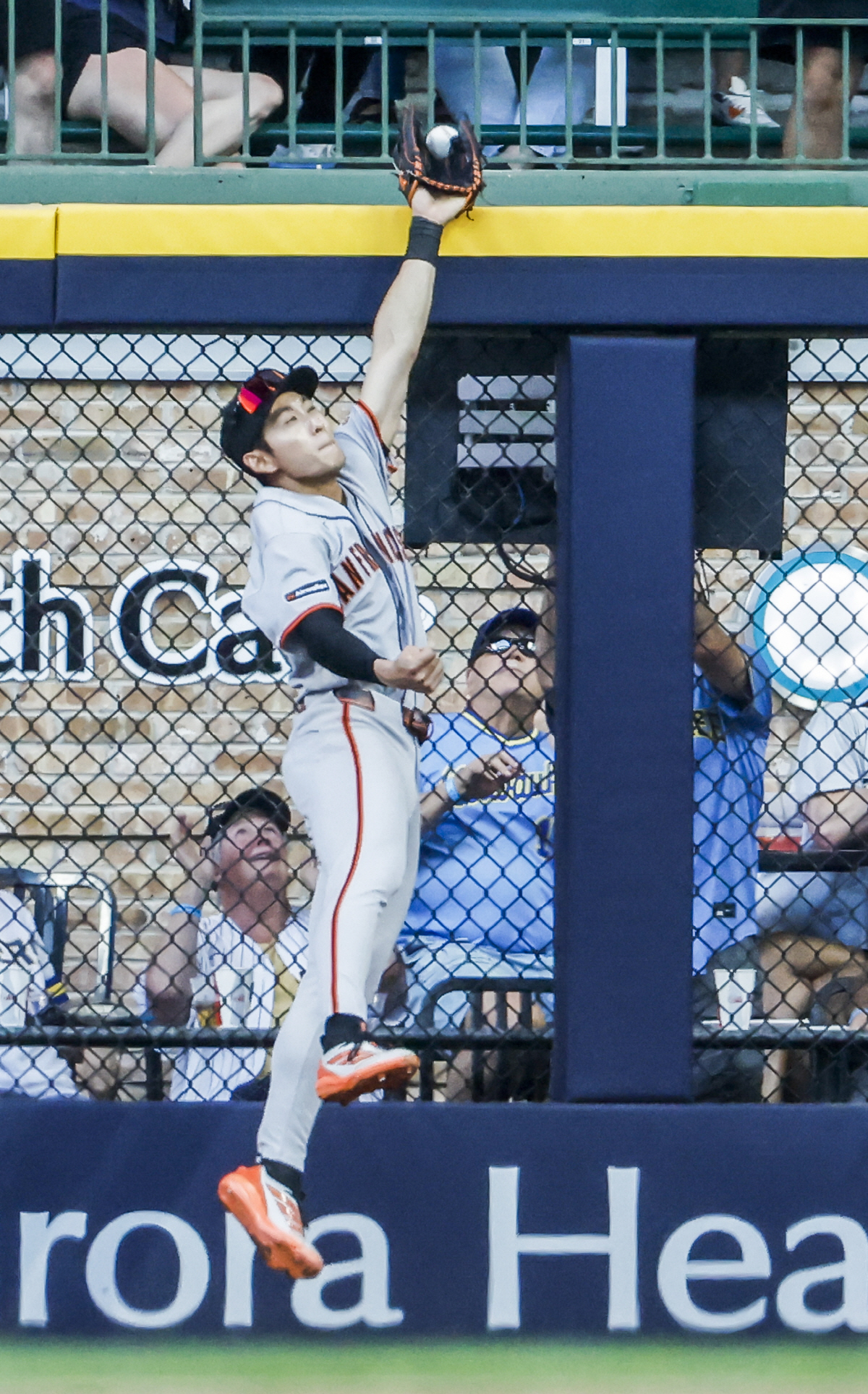 San Francisco Giants right fielder Jung Hoo Lee fails to catch a home run ball hit by Milwaukee Brewers left fielder Jackson Chourio in the fifth inning of the MLB game between the San Francisco Giants and the Milwaukee Brewers at American Family Field in Milwaukee, Wisconsin on Thursday, June 4, 2026. Photo by Tannen Maury/UPI