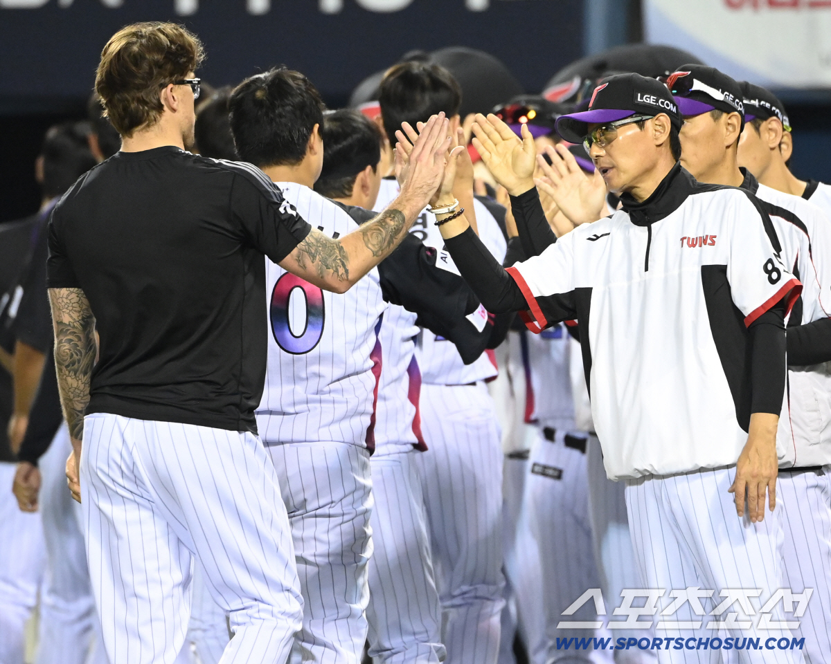 29일 잠실야구장에서 열린 KIA와 LG의 경기. LG가 12대2로 승리했다. 승리의 기쁨을 나누는 염경엽 감독과 웰스의 모습. 잠실=허상욱 기자 wook@sportschosun.com/2026.05.29/