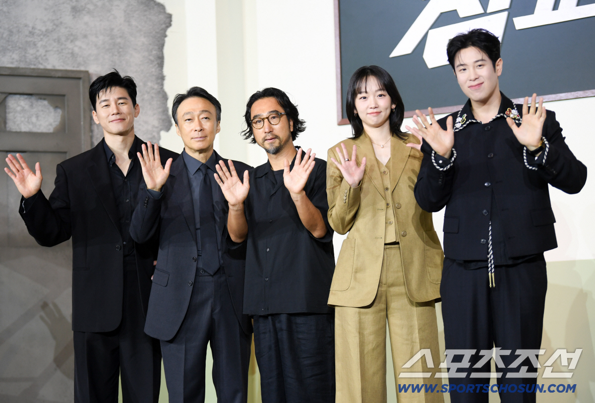 넷플릭스 시리즈 참교육 제작발표회가 5일 서울 중구 앰배서더 서울 풀만 호텔에서 열렸다. 김무열, 이성민, 홍종찬 감독, 진기주, 표지훈이 포토타임을 갖고 있다. 장충동=박재만 기자 pjm@sportschosun.com/2026.06.05/