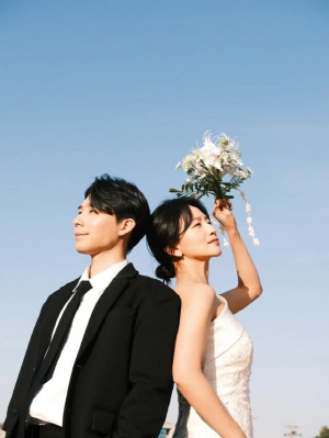 [공식]'멋진 신세계' 백은혜, 10살 연하 ♥이준우와 결혼..배우 부부 또 탄생(전문)