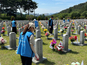 "순국선열들의 넋을 기리며…" 자생한방병원, 호국보훈의 달 맞아 국립현충원 헌화·참배