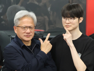 젠슨 황 잠실 행차! 영광의 '시구 스승님'은 누구? → "의사 소통이 좀 돼야 되니까" [잠실 현장]
