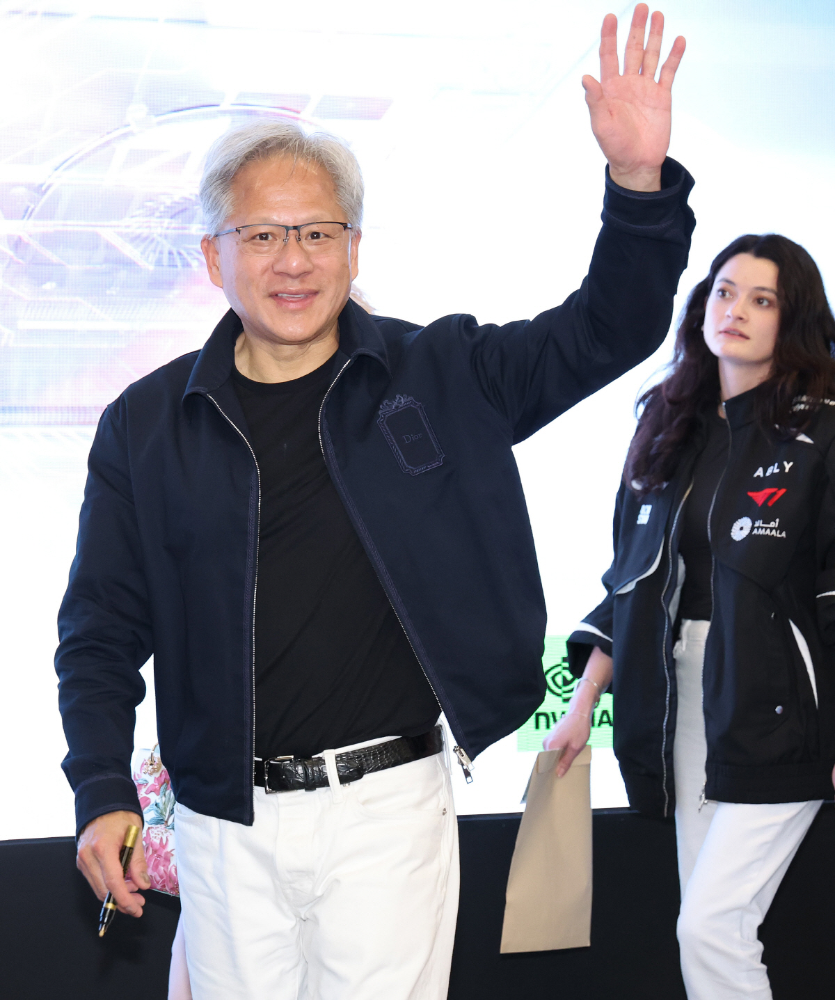 T1베이스 캠프 나서는 젠슨 황 CEO (서울=연합뉴스) 윤동진 기자 = 엔비디아 젠슨 황 최고경영자(CEO)가 5일 서울 마포구 T1베이스 캠프를 방문한 뒤 손을 흔들며 나서고 있다. 2026.6.5 [공동취재] mon@yna.co.kr(끝)