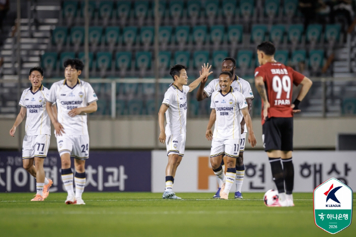 '월드컵 휴식기 내내 1위!' 부산, 난타전 끝에 충남아산과 2-2 무승부...대구 6경기 무패 행진 질주[K리그2 종합리뷰]