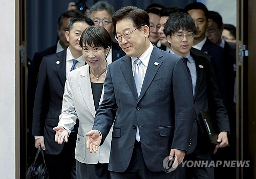 (안동=연합뉴스) 한상균 기자 = 이재명 대통령과 다카이치 사나에 일본 총리가 19일 경북 안동 한 호텔에서 공동언론발표를 위해 기자회견장에 들어서고 있다. 2026.5.19 xyz@yna.co.kr